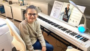 Helen Jakubowski (9) aus Dietingen schlägt Sänger Mark Forster im Deutschpop-Duell