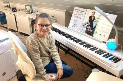 Von der Produktion bekam Helen Jakubowski nach dem Duell ein E-Piano geschenkt, an dem sie nun fleißig ihrem Traum von der Musik nachgeht. Foto: Jakubowski