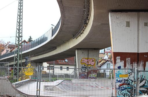 Am Samstag, 12. November, waren extrem laute Knallgeräusche in Donaueschingen zu hören – ein Hinweis führte dabei unter die Schellenbergbrücke. Foto: Simon