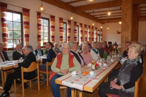 Blick in die Runde beim großen Seniorennachmittag im Pfarrsaal in Roßwangen.   Foto: Hahn Foto: Schwarzwälder Bote