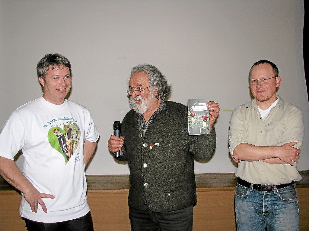 Mit dem neuen Roman Mord-Schwarzwald bedankten sich Walter Trefz (Mitte) und Luis Scheuermann (rechts) beim Referenten László Maráz (links).   Foto: Wiegert