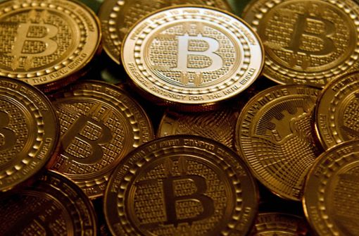 Bitcoins existieren eigentlich nur virtuell. Diese Münzen sind praktisch Gutscheine. Foto: AFP