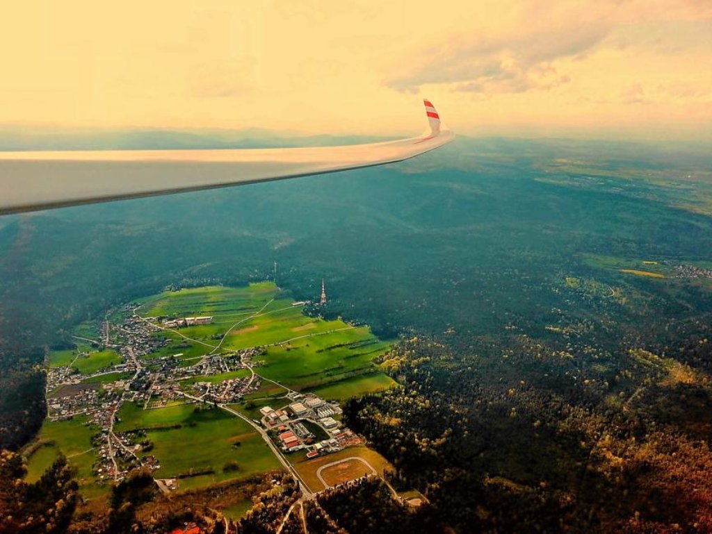 Die Teilnehmer des Frühlingsfluglagers hatten reichlich Gelegenheit, den Nordschwarzwald von oben zu betrachten. Hier schweift der Blick des Piloten aus etwa 1500 Metern Höhe über den Schönbronner Ortsteil Langenbrand und seine Umgebung. Foto: FSV