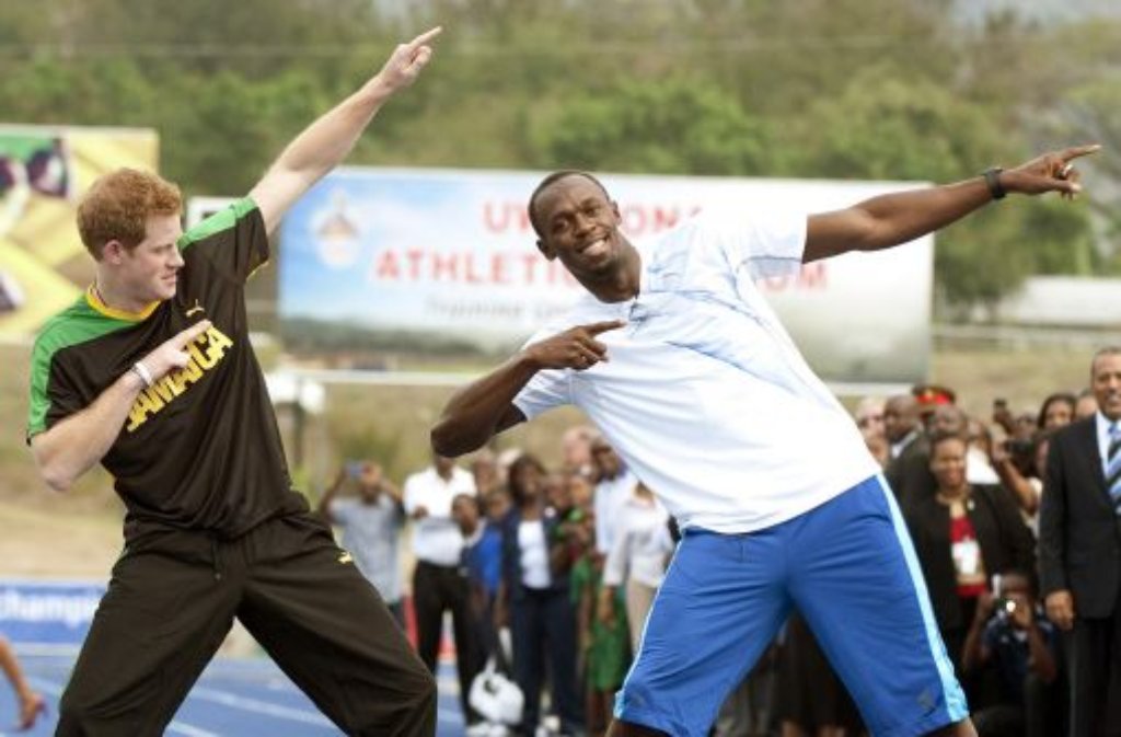 Mach den Blitz: Der Läufer Usain Bolt (rechts) und Großbritanniens Prinz Harry.