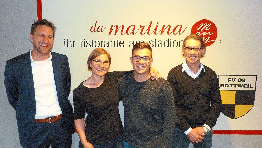 Freuen sich auf die Zusammenarbeit: Die neuen Pächter Martina und Matteo Sanseverino (Mitte)  mit Peter Weiss (links) und Christian Hanusch vom FV 08 Rottweil.