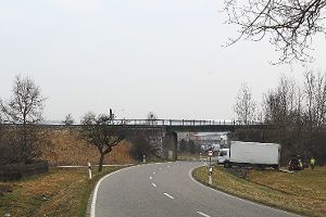 Die Eisenbahnbrücke über die Kreisstraße 5542, zwischen Deißlingen Breite und dem Industriegebiet Mittelhardt ist marode. Die Bahn will sie ersetzen.   F otos: Schickle Foto: Schwarzwälder-Bote