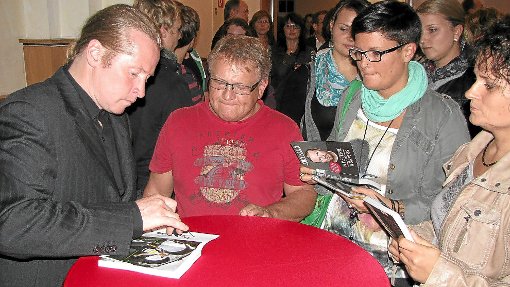 Die Menschen standen Schlange, um das Buch Hysterie des Körpers von Joey Kelly signieren zu lassen. Fotos: Wölfle Foto: Schwarzwälder-Bote