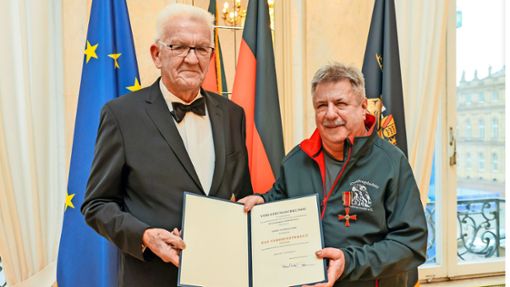 Ministerpräsident Winfried Kretschmann  und Achim Klumpp (rechts) Foto: Staatsministerium Baden-Württemberg/Uli Regenscheit
