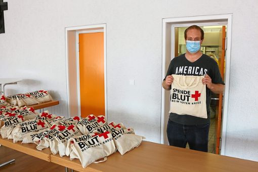 Alexander Grießhaber vom DRK-Ortsverein Villingen verteilt Lunchpakete an die Spender.Foto: Neß Foto: Schwarzwälder Bote