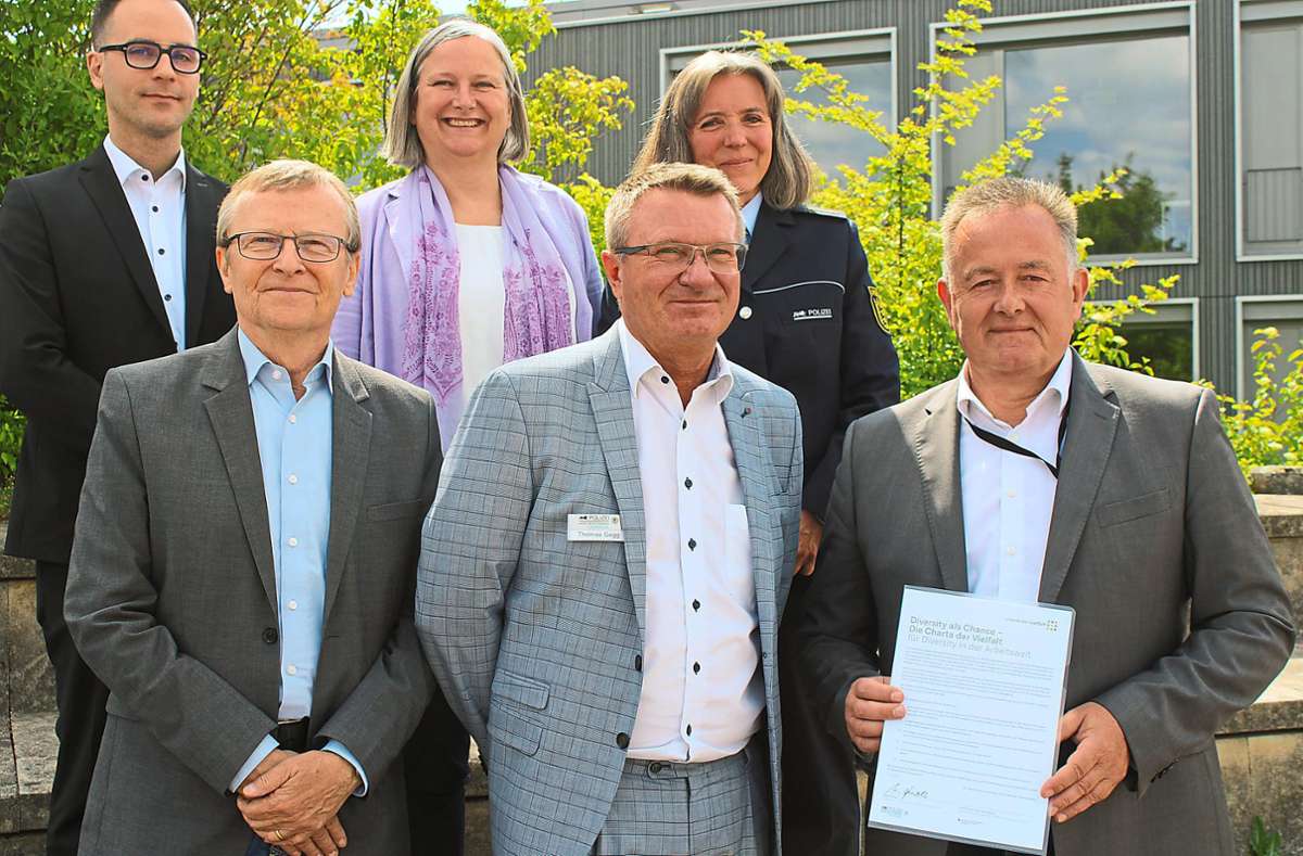 Martin Schatz vorne Unterzeichnet Stolz Die Charta Der Vielfalt Im 