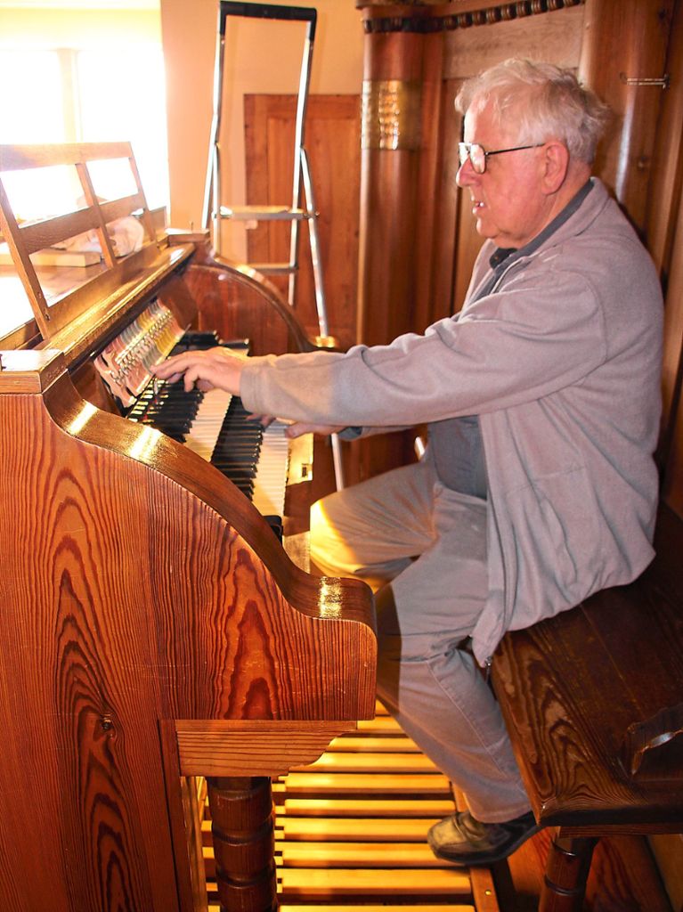 Der Orgelbaumeister  am Spieltisch.