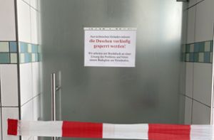Duschen unmöglich: die Sanitäranlage im Freibad Balingen ist gesperrt. Foto: Kinderknecht