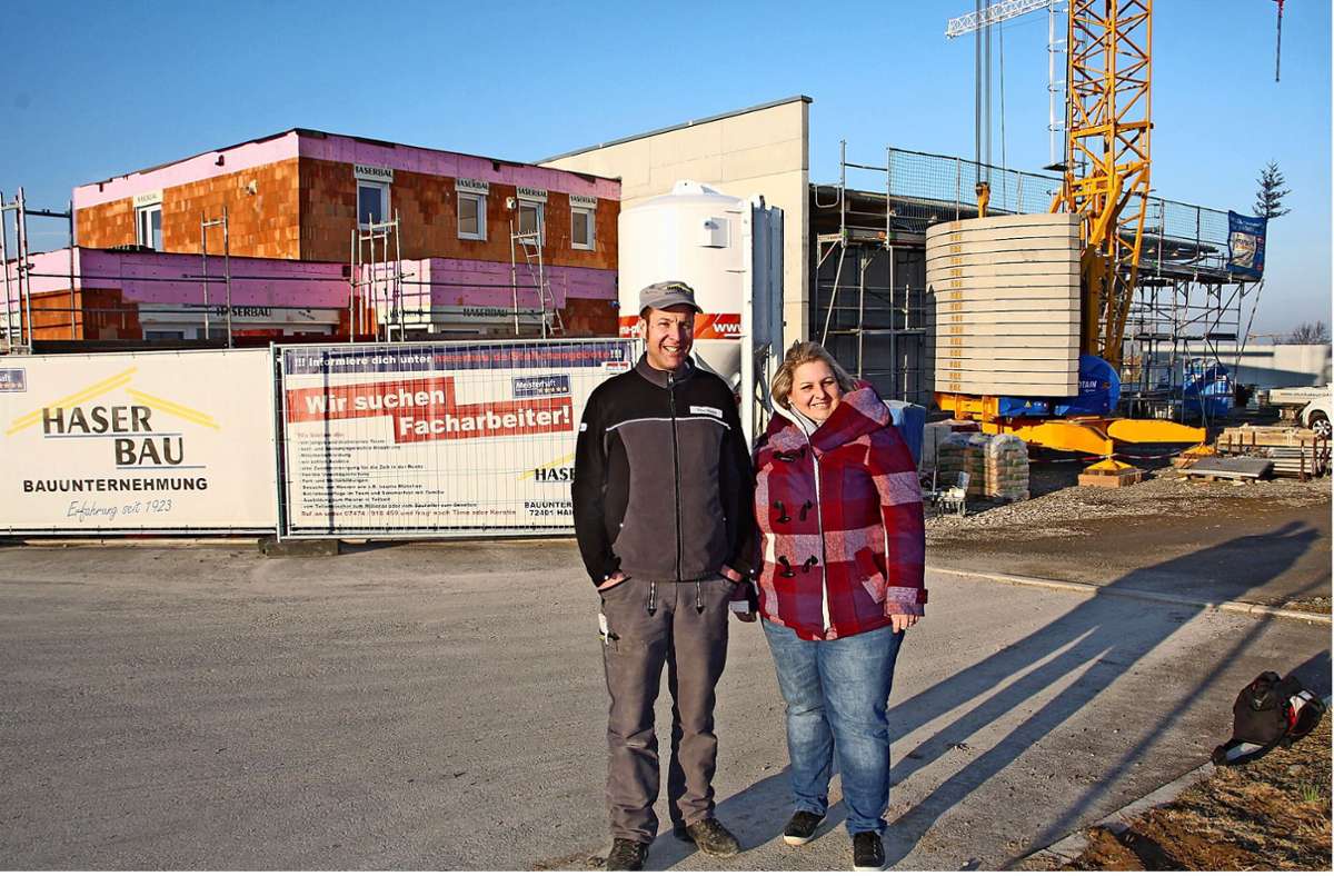 Timo Haser und Kerstin Dehner vor dem Neubau ihrer Firma im Madertal. Vor wenigen Tagen wurde dort Richtfest gefeiert. Foto: Kost/Thomas Kost