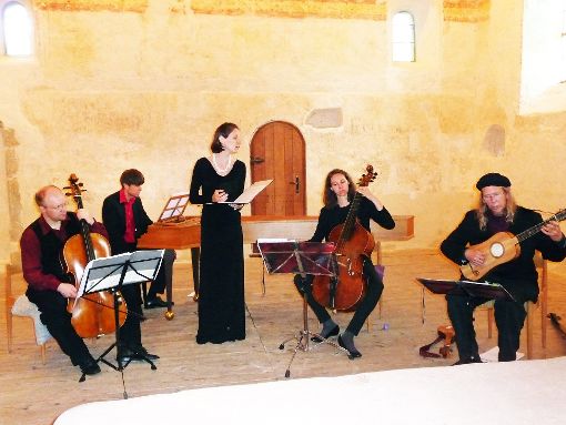 Ein besonderes Ensemble vor der passenden Kulisse: das Basso Continuo Project in der Alten Michaelskirche  Foto: Groh Foto: Schwarzwälder-Bote