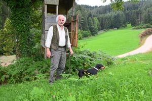 Hans-Jürgen Schneider mit seinem Deutschen Jagdterrier Aika vor dem Hochsitz Foto: Kornfeld