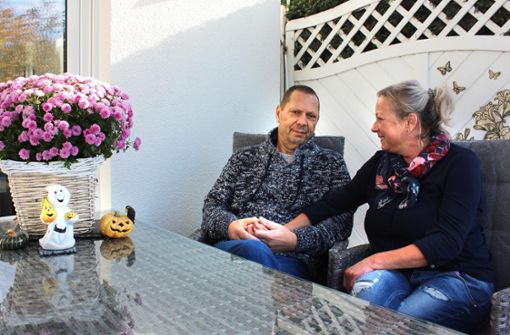 Uwe Kahles mit seiner Frau Sabine im heimischen Garten Foto: DKMS