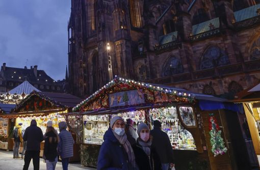 Der älteste Weihnachtsmarkt in Frankreich in Straßburg wird in diesem Jahr zum 451. Mal organisiert. Foto: dpa/Jean-Francois Badias
