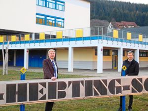Der Besuch des CDU-Landtagskandidaten   Raphael Rabe (rechts) bei Bürgermeister Robert Strumberger  in Vöhrenbach begann an der Josef-Hebting-Schule, deren Sanierung aktuell ein wichtiges Thema in der Stadt ist. Foto: Stadt Foto: Schwarzwälder Bote