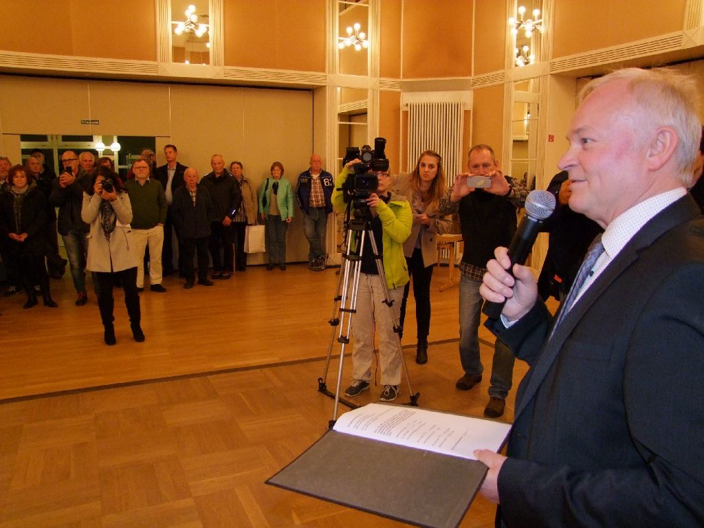 Bürgermeister Norbert Mai verkündet am 23. Oktober 2016 das knappe Ergebnis des Bürgerentscheids: Die Bad Herrenalber Bürger sagten tatsächlich Ja zum Kreis Karlsruhe, wie die Initiative auf Plakaten angeregt hatte.