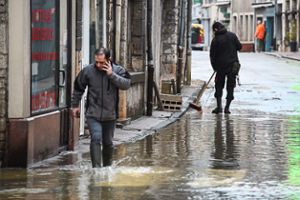 Bewohner von Ornans laufen im Januar durch die überfluteten Straßen. Foto: AFP Foto: Schwarzwälder Bote