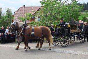 Mit dem Pferdegespann wurde der Sarg mit den sterblichen Überresten von Gerhard Schaible in Agenbach vom Trauerhaus zum Friedhof gefahren.Fotos: Schabert Foto: Schwarzwälder Bote