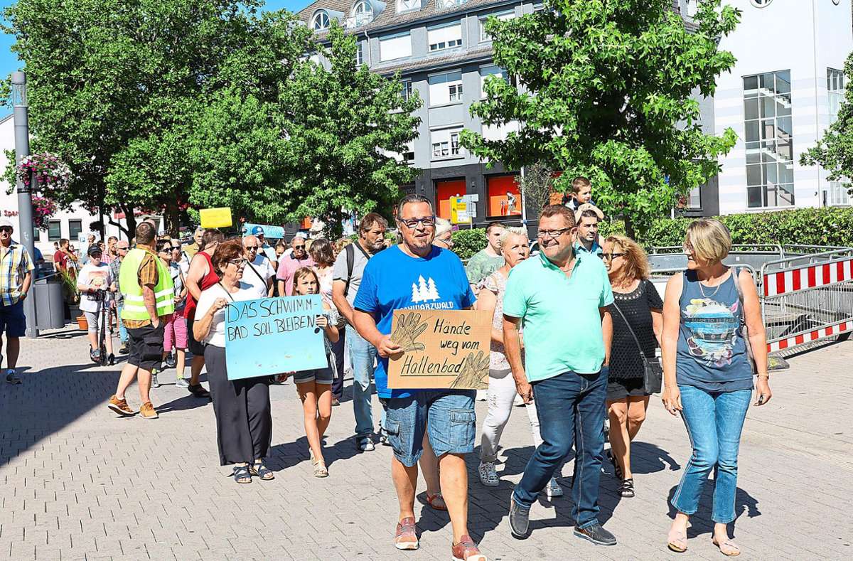 Die Initiative zum Erhalt des Friedensschulbads um den Schwenninger Michael Schopfer hat im Sommer eine Demo veranstaltet. Foto: Archiv Heinig