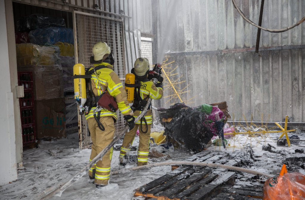 Die Feuerwehr konnte den Brand in einem Einkaufsmarkt in Neckartenzlingen löschen, bevor er auf das Hauptgebäude übergriff.