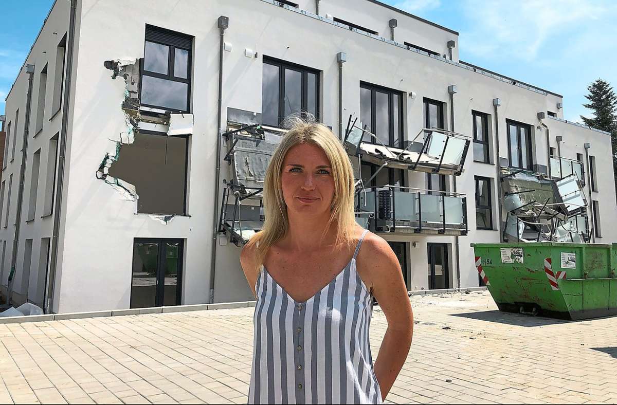 Anna Müller hatte erst im Mai durch einen Brand ihr Haus verloren und eine neue Wohnung in dem nun beschädigten Neubau gefunden.