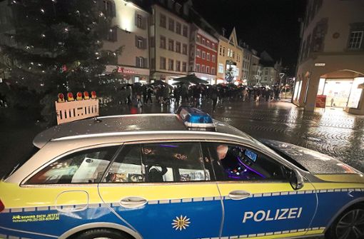 Die Polizei begleitete in Villingen den Spaziergang von schätzungsweise 800 Personen. Foto: Eich