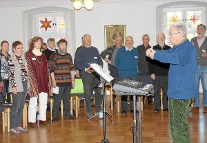 Weihnachtliche Singtage im Kloster Kirchberg: Rolf Schweizer (vorne rechts) dirigiert den Chor. Foto: Steinmetz Foto: Schwarzwälder-Bote