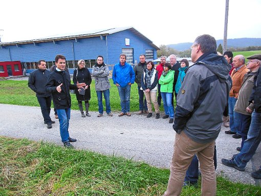 Frank Scholz (Zweiter von links) spricht in Irslingen mit Bürgern. Foto: Cools Foto: Schwarzwälder-Bote