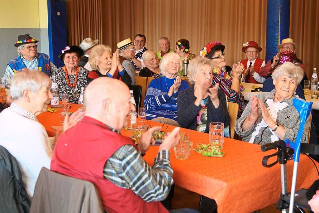 Die Seniorenfasnet in Mühringen wurde zum 40. Mal ausgelassen gefeiert. Foto: Tischbein Foto: Schwarzwälder Bote