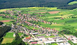 Selbst im Gewerbegebiet von Neuweiler, das im Vordergrund in einer Luftaufnahme von 2005 teils zu sehen ist, sind die Straßen nur halb so breit, wie im nie umgesetzten Plan von vor 150 Jahren. Fotos: Schabert Foto: Schwarzwälder Bote