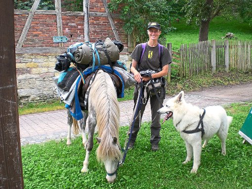 Zusammen mit ihren tierischen Begleitern, Hund  Prinz und Pony Pengpeng, war  Pia Walch-Liu fast vier Monate lang  auf Fernwanderwegen unterwegs.  Foto: Veranstalter Foto: Schwarzwälder-Bote