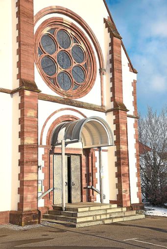 Die Kirchentüren der katholischen Herz-Jesu-Kirche Lützenhardt stehen offen. Doch die Zahl der Katholiken ist rückläufig. Foto: Maier Foto: Schwarzwälder Bote