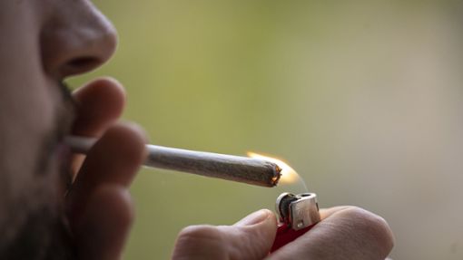 Der Besitz und Konsum von Cannabis in kleinen Mengen sollen für Erwachsene ab 18 Jahren bald nicht mehr strafbar sein. (Symbolbild) Foto: dpa/Hannes P Albert