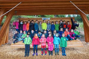 Für viele der  Jungen und Mädchen  war der Besuch der großen  Schaukel der Höhepunkt des Ausflugs.  Foto: Grundschule Obertal Foto: Schwarzwälder Bote