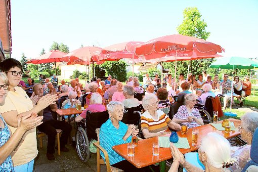 Ihr Sommerfest gefeiert haben Mitarbeiter,  Bewohner und Angehörige des  Senioren- und Pflegeheims in Grosselfingen.  Foto: Wahl Foto: Schwarzwälder-Bote