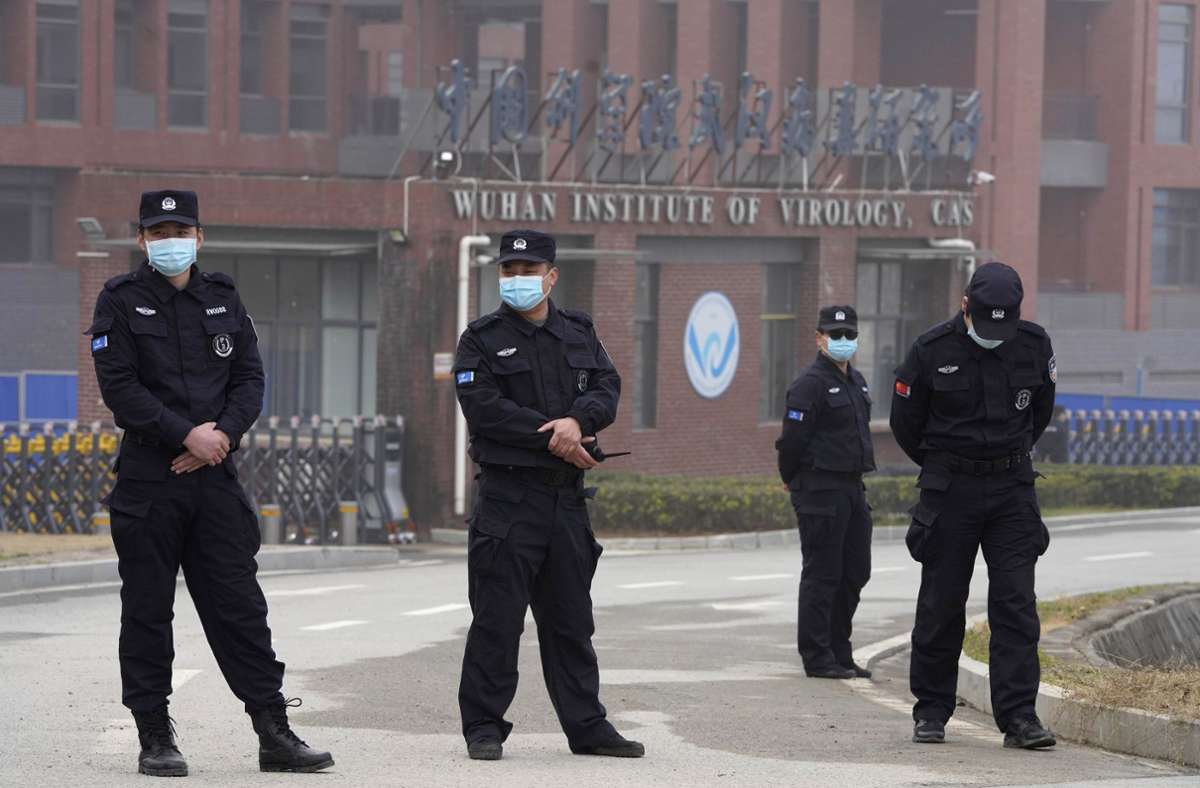 Sicherheitspersonal stehen vor dem Eingang des Wuhan Instituts für Virologie (WIV), nachdem ein Team der Weltgesundheitsorganisation (WHO) eintraf. (Archivbild) Foto: dpa/Ng Han Guan