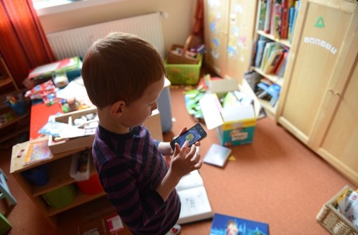 Braucht ein Kind in diesem Alter schon ein Smartphone? Foto: dpa