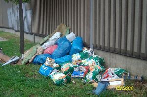 Diesen Müllberg haben Unbekannte an der B 29 hinterlassen. Foto: Polizei