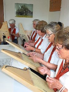 Musikalisch begleiteten die Würzbacher Veeh-Harfen den runden Geburtstag. Foto: Stocker Foto: Schwarzwälder-Bote