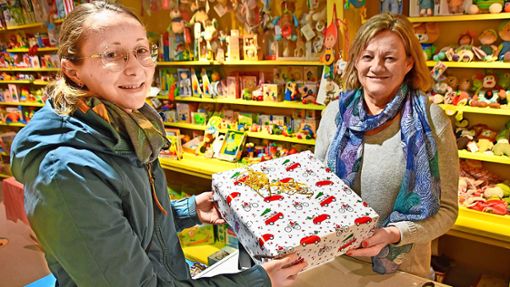 Christa Metzger (rechts), die Inhaberin von Spielwaren Haupt-Bucherer in der Marktstraße, hat in den vergangenen Tagen zahlreiche fein verpackte Waren über die Ladentheke gegeben, die an Heiligabend  Freude bereiten dürften. Foto: Schabel