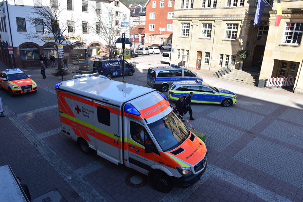 Tragischer Vorfall im Schramberger Rathaus: Dort ist ein Mitarbeiter der Stadtkämmerei niedergestochen worden.