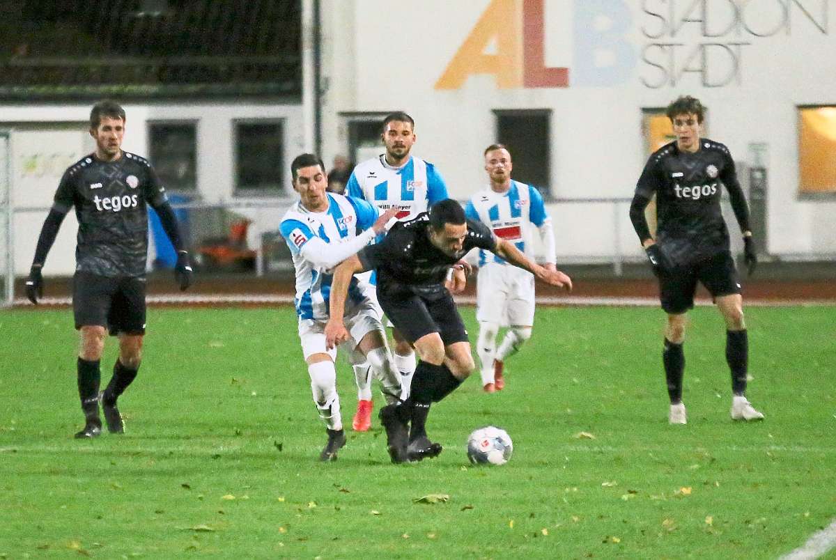 Mit 1:0 setzte sich der FC 07 Albstadt im Flutlichtduell gegen den FC Ostrach durch und kletterte auf Rang fünf. Foto: Kara