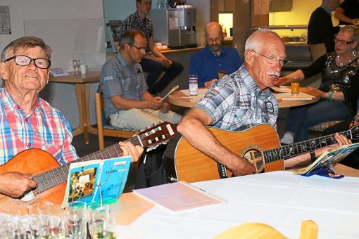 Ein gemeinsames  Singen mit Bertram Kienzler (rechts) und Joachim Hirt gibt es am Dienstag, 24. April, ab 19.30 Uhr im Flur Ebene 2 in der Asklepios-Klinik in Triberg. Foto: Kommert Foto: Schwarzwälder Bote