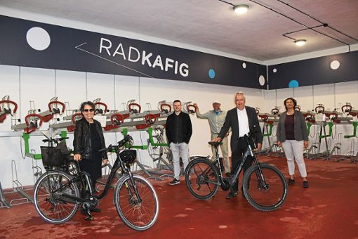 Freude über den neuen Radkäfig (von links): Sibylle Schüssler, Tobias Welz, Stefan Auer, Norbert Bogner und Kerstin Cee. Foto: Parage Foto: Schwarzwälder Bote
