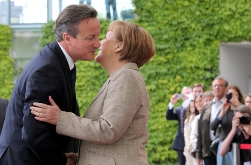 Der britische Premierminister David Cameron begrüßt am Freitag in Berlin Kanzlerin Merkel. Foto: dpa