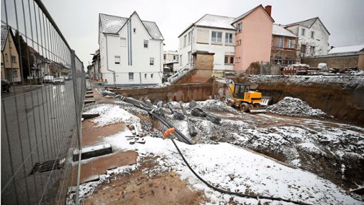 Die Wände der Baugrube in der Schwenninger Sturmbühlstraße sind mittlerweile teilweise mit Beton gesichert. Foto: Marc Eich