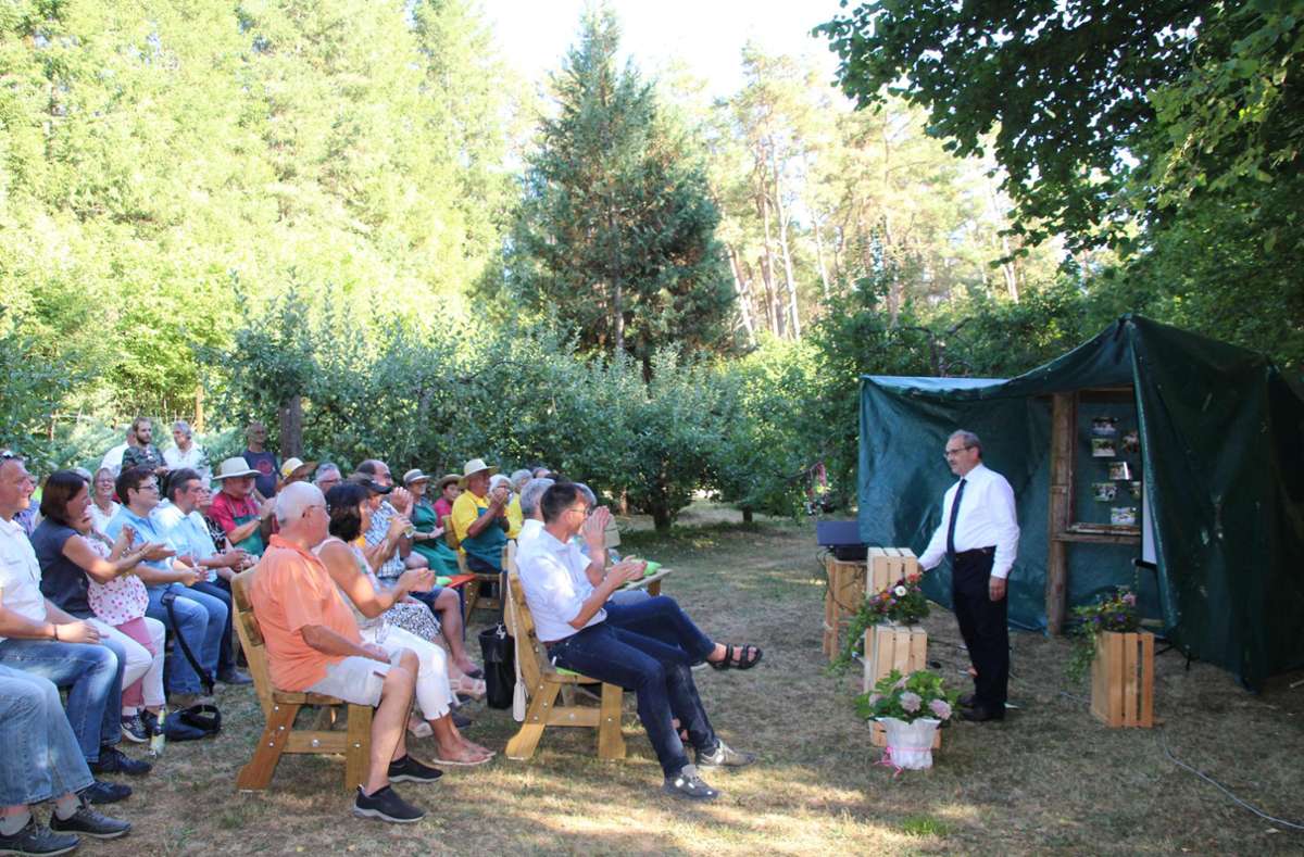 Vorsitzender Harald Schmid (rechts) begrüßt die Gäste zum Festakt inmitten des grünen Vereinsgartens.